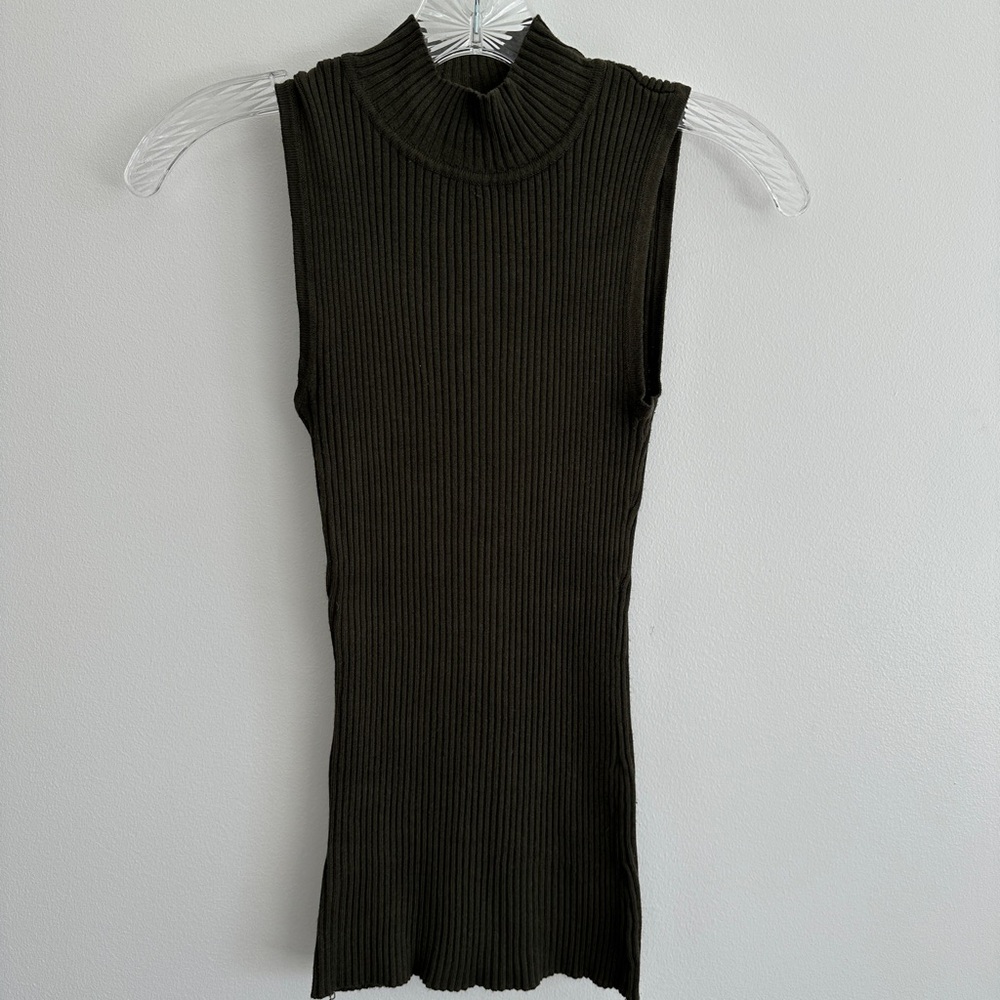 Hooked Up By I.O.T Sleeveless Turtleneck Ribbed Top in Green / Khaki Extra Small